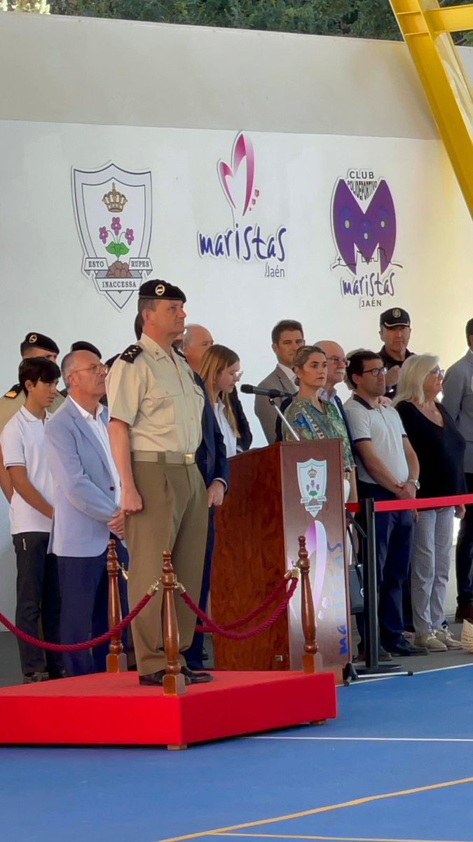 DÍA DE LA HISPANIDAD 🇪🇸
Ayer recibimos la visita del Regimiento de Infantería "La Reina" nº 2, con sede en la Base de Cerro Muriano, Córdoba. Le acompañaron la guardia civil, jefe de la policía municipal, reservistas, civiles y D. Matías Robles Maldonado, inspector de educación.