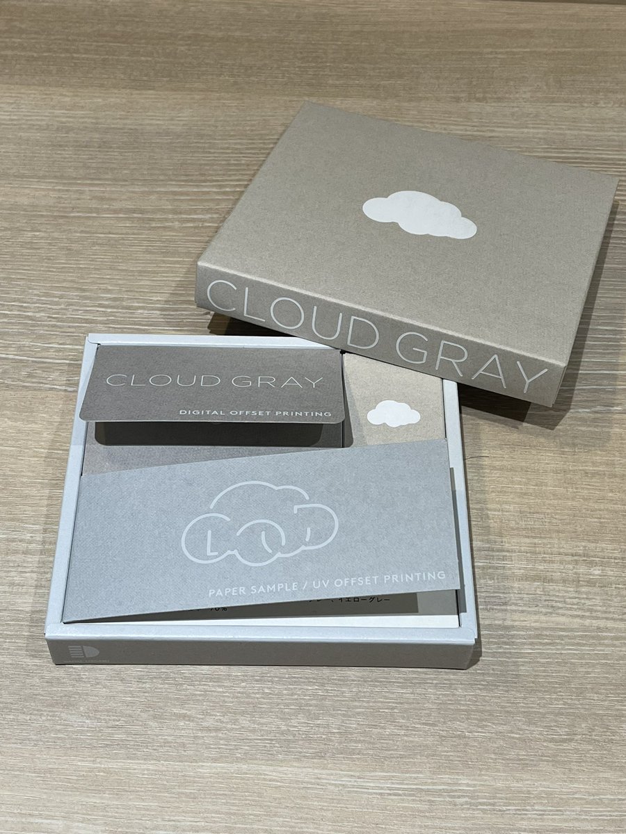 ryugo_s's tweet photo. いつもお世話になってる大和板紙さんからサンプル帳届いた!☁️
チップボールやコートボールの裏は古紙率が高くて色ブレあるけど、綺麗なグレーで風合いもあって使いやすそう。
印刷見本だけでなく箔押し見本もあるので超提案しやすい🫰
グレー系のパッケージ作りたい人!是非!
#大和板紙 #CLOUDGRAY https://t.co/vT1mTlxXXB