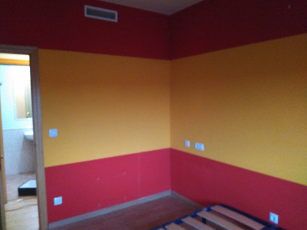 Hace unos años, fui a ayudar a limpiar un piso que tenía mi abuelo alquilado. El inquilino había dejado el piso y tocaba limpieza. 

BUENO, pues hoy, #12Octubre, vengo a enseñaros lo que me encontré: