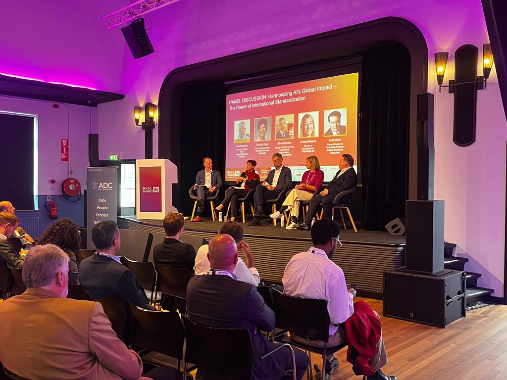 🔥David Cuckow is taking Chantal Guay, Neil Musk, Silvio Dulinsky, Cinzia Missiroli, and David Cuckow to task on the power of global #AI standards over at track 3 at #worldsummitai this morning. ✨

ℹ️"Harmonizing AI's Global Impact through International Standardization."