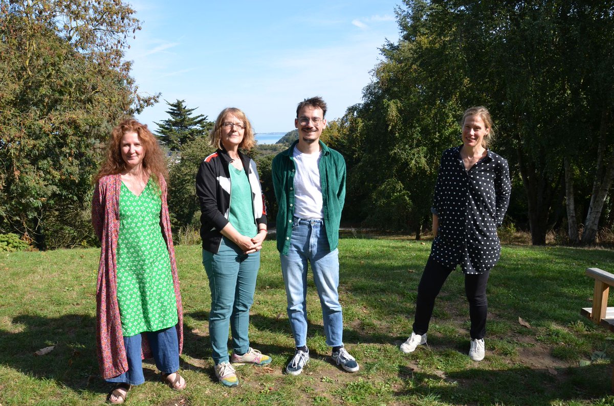 Nouvel accueil en résidence à la villa Rohannec'h : l'autrice Karin Serres pose ses valises et ses mots dans le cadre du Festival De Beaux Lendemains. Sortie de résidence : 25.11 18h30 > Villa Rohannec'h. photo Karin Serres (2ème en partant de la gauche)