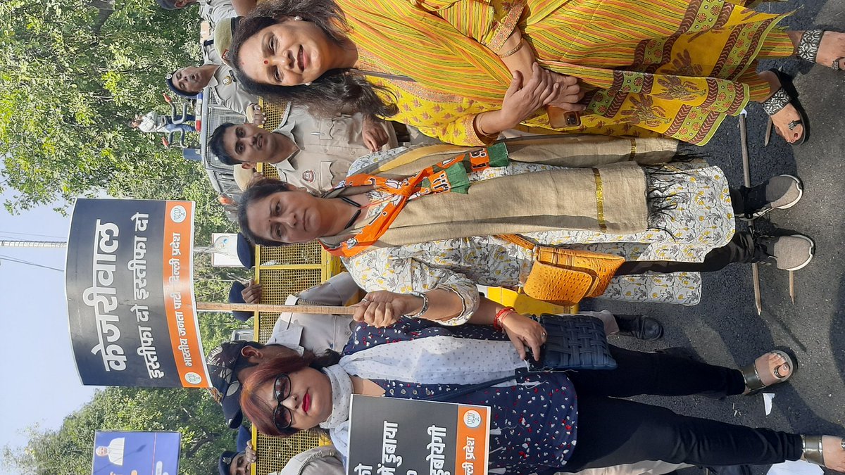 SumanSharma0931's tweet photo. आज दिनांक 12 अक्टूबर 2023 शराब घोटाले को लेकर आज अरविंद केजरीवाल के कार्यालय के बाहर भाजपा अध्यक्ष दिल्ली प्रदेश श्री वीरेंद्र सचदेवा जी के नेतृत्व में एक जोरदार प्रदर्शन का आयोजन किया गया जिसमें की सभी भाजपा कार्यकर्ताओं ने अरविंद केजरीवाल से की इस्तीफा की मांग https://t.co/h3H2xjOthI