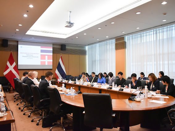 DKAMBinThailand's tweet photo. Today @directorDKtrade led 🇩🇰team in political consultations with @thaimfa. Huge potential for increased collaboration especially on the green agenda. Constructive discussions on human rights/democracy, trade and investment and regional/global developments of importance to 🇩🇰+ 🇹🇭 https://t.co/E3omLXZDJH