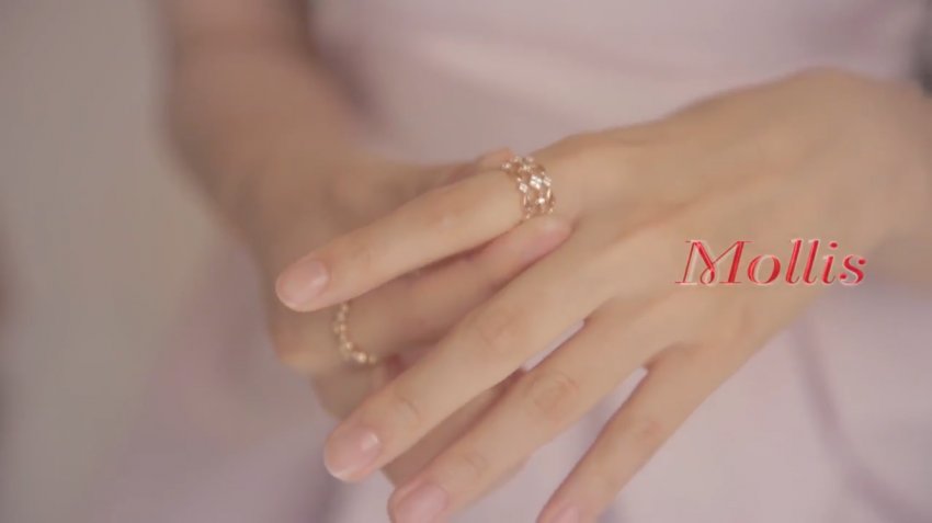 김지원 얼굴만큼 손도 짱예쁨✨️