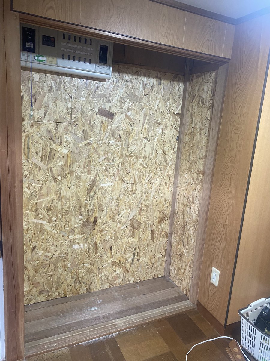 diy_sabo's tweet photo. 玄関前の物置が毎年カビが発生するので
扉を外し、壁をOSBへ
あと、棚を作りました。
風通しを良くするために、オープンにしてみます。 https://t.co/EUUQYYj2WK