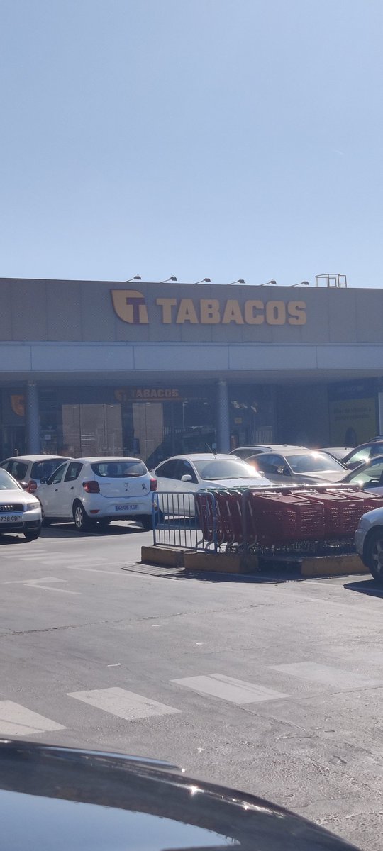 oskaro03's tweet photo. Ayer vi el estanco mas grande q había visto nunca y me gustaría compartirlo era como un centro comercial del fume https://t.co/ctCvD15KIj