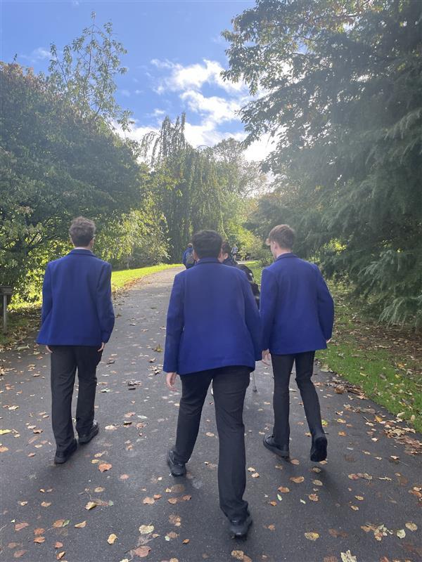 Tuesday's Step Club was blessed with gorgeous Autumn weather! We enjoyed practising some mindfulness and appreciated nature as we clocked up some steps at lunch time. 🚶‍♀️🌳@KA_English @Kelvinside1878 @GlasgowBotanic