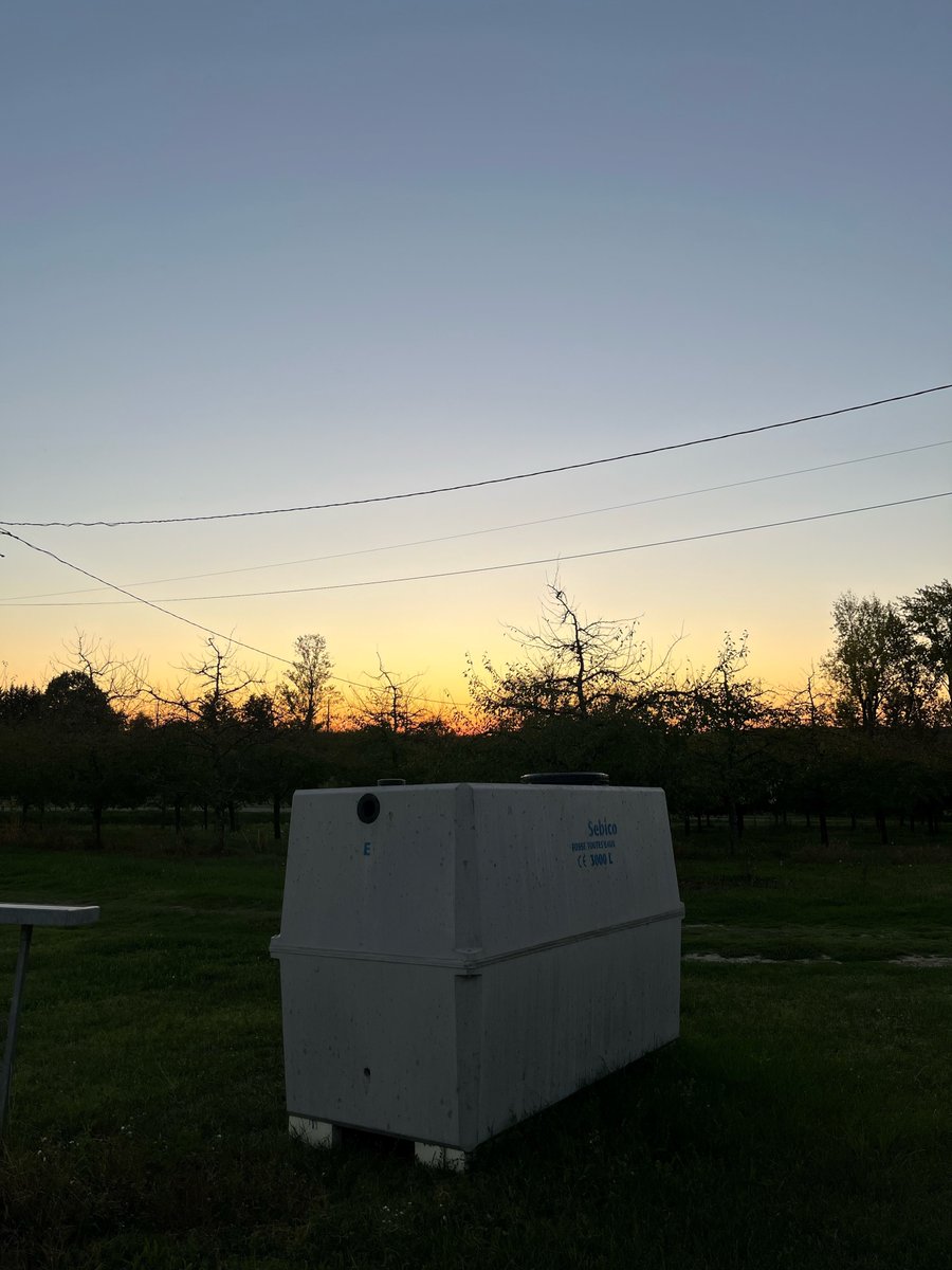 🤔Qui aurait pensé que nos #FossesToutesEaux pouvaient être aussi photogéniques au coucher du soleil ? 🌅
Celle-ci profite une dernière fois du soleil avant d'être enterrée !

#Photographie #CoucherDeSoleil #Innovation #FTE #Fosse #FosseToutesEaux