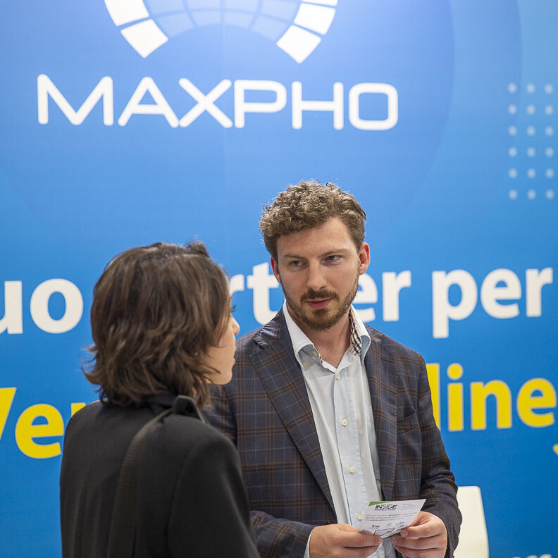 Maxpho's tweet photo. 💼 Scambi, confronti e visioni del futuro digitali: cos'è stata la fiera Netcomm per noi. Grazie a tutti quelli che sono passati dal nostro stand! 🤝 https://t.co/BJ2eaBl97i