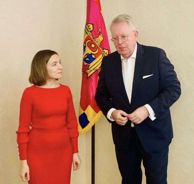 Ein Treffen in schwierigen Zeiten! Offener Austausch mit der Präsidentin der Republik Moldau <a href="/sandumaiamd/">Maia Sandu</a> Große Bedrohung durch russische Propaganda und Desinformation. <a href="/DeutscheWelle/">DW Deutsche Welle</a> und <a href="/dw_akademie/">DW Akademie</a> unterstützen freie Medien im Land.