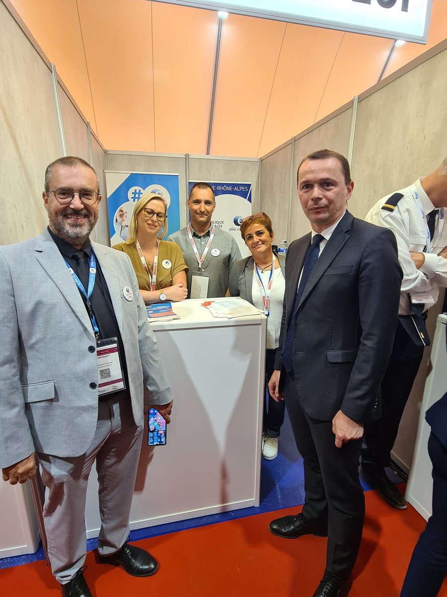 Echange très intéressant au sujet de France Travail ,avec Olivier Dussopt,ministre du Travail,du Plein Emploi et de l'Insertion, lors de son arrêt au stand de Pole Emploi,sur le Congrès des Maires de l'Ardèche.