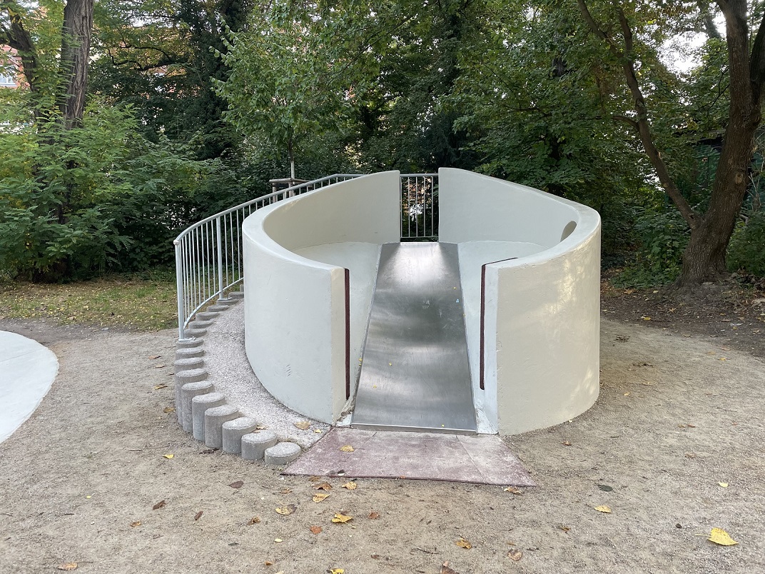 😸 Auf der kleinen Betonrutsche auf dem Spielplatz im Weimarhallenpark kann wieder gerutscht werden! #Weimar