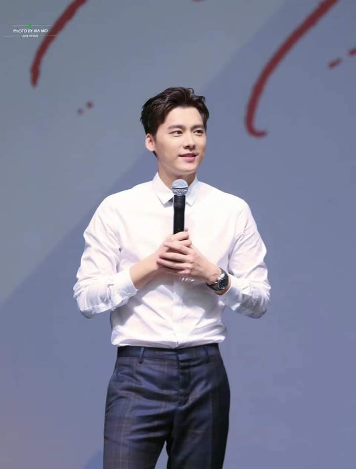 VZArgentina's tweet photo. #Its1987♥️♥️♥️♥️♥️ Our Boyfriend on that time he signed his book  1987!!!!  We wanna new book written from him too!!!
#李易峰 #liyifeng #lýdịchphong #evanyifenglee #หลี่อี้เฟิง #りいふう #happyeveryday #woaini #trending #liyifengNews https://t.co/mpUL7YAN5j