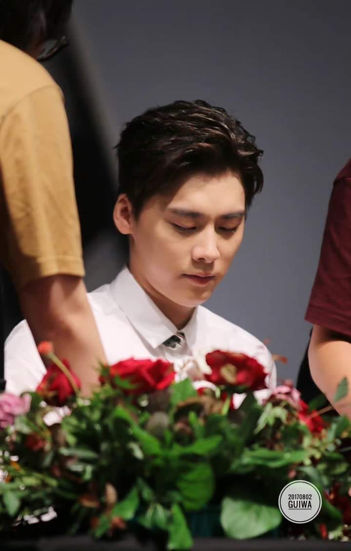 VZArgentina's tweet photo. #Its1987♥️♥️♥️♥️♥️ Our Boyfriend on that time he signed his book  1987!!!!  We wanna new book written from him too!!!
#李易峰 #liyifeng #lýdịchphong #evanyifenglee #หลี่อี้เฟิง #りいふう #happyeveryday #woaini #trending #liyifengNews https://t.co/mpUL7YAN5j