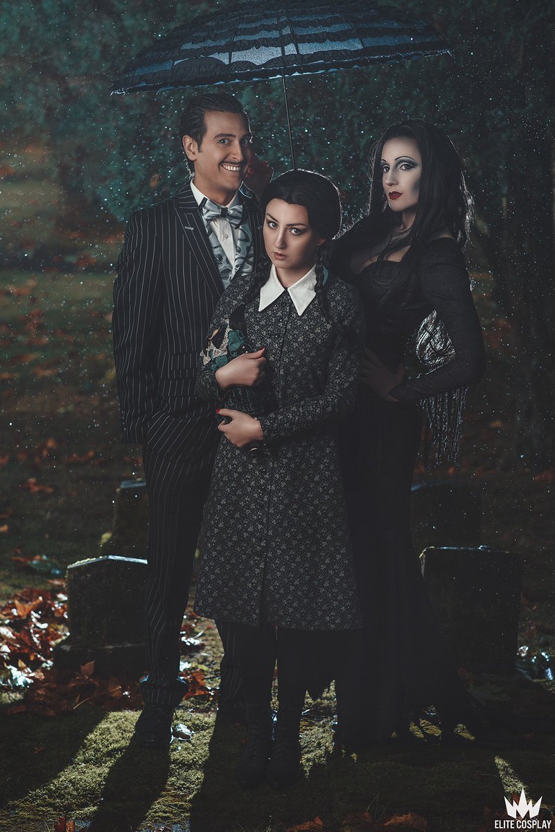 EmrisCoscept's tweet photo. 🍂🖤It's their time of year 🖤🍂
Addams Family 📸 by @HollyNPhoto 
Gomez @Sky_Captain_Cos 
Wednesday @EnaylaCosplay 
#Halloween2023 
#addamsfamily https://t.co/kdnuR9Hh95