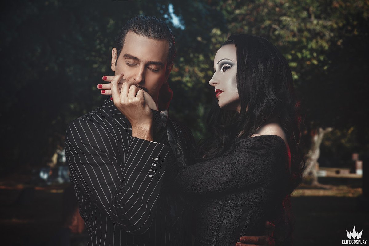 EmrisCoscept's tweet photo. 🍂🖤It's their time of year 🖤🍂
Addams Family 📸 by @HollyNPhoto 
Gomez @Sky_Captain_Cos 
Wednesday @EnaylaCosplay 
#Halloween2023 
#addamsfamily https://t.co/kdnuR9Hh95