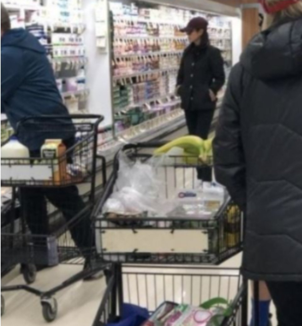 maica_0x10F7AE's tweet photo. As blurry as it is, knetz still managed to identify the jacket #SonYeJin was wearing. 😂 It's the Burberry Frank B diamond quilted jacket, pictured here in red. 

Yejin really has expensive tastes. Practical, functional, and expensive. 

https://t.co/VEWPxBucnw https://t.co/bmVdEDPI5b