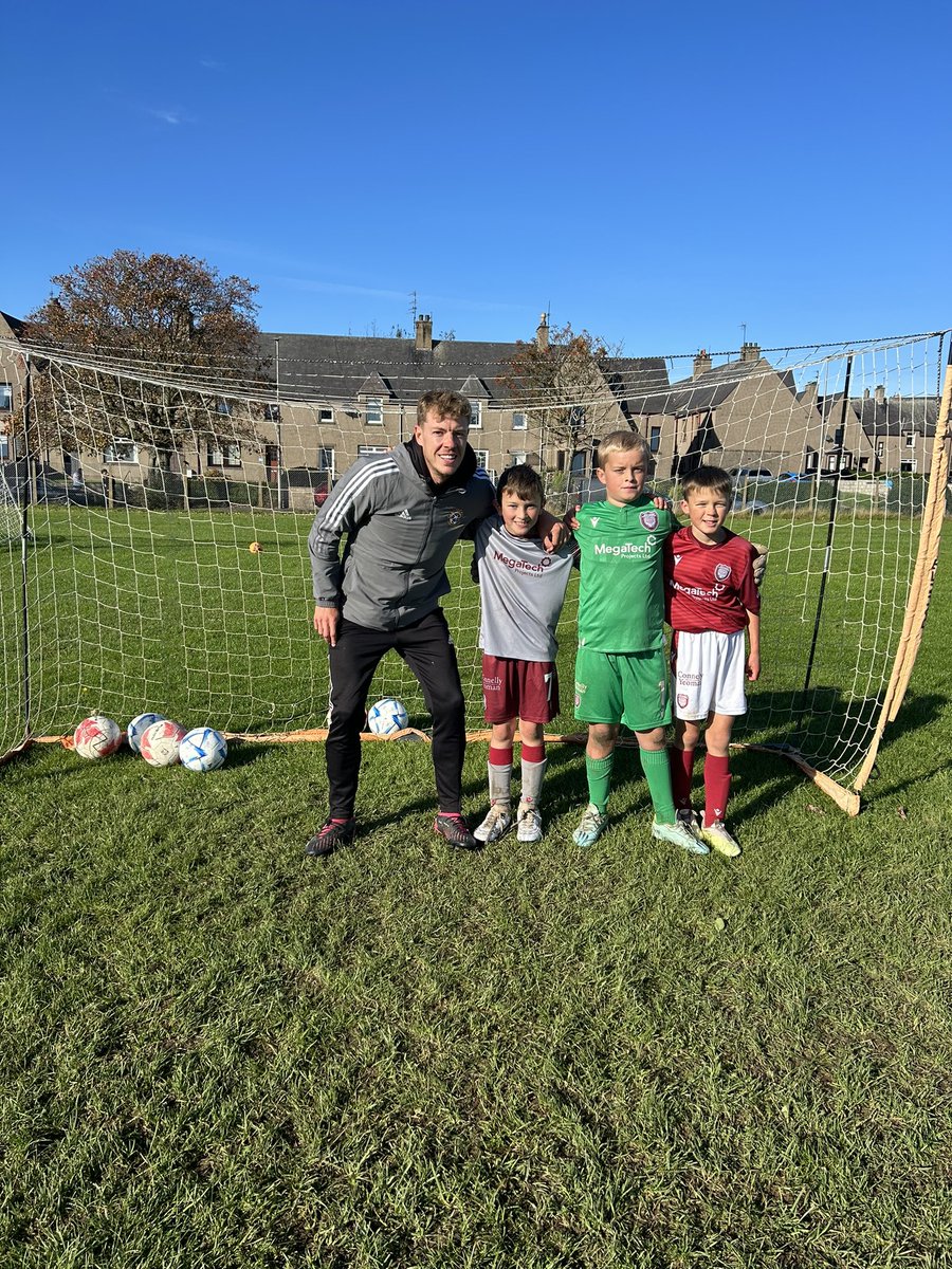 Day 4 Arbroath ⚽️🇱🇻

Special guest , new signing <a href="/jessnorey47/">Jess Norey</a> coming along to watch and do a little Q&amp;A with the kids 👌