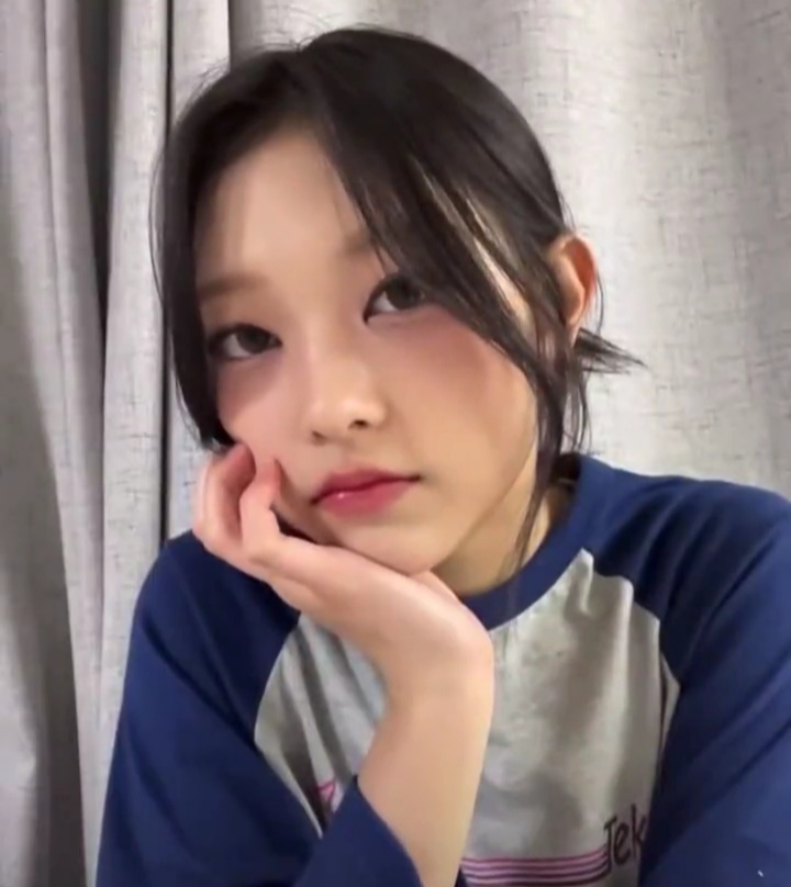 haerinfeed's tweet photo. haerin is simply the cutest person ever https://t.co/ddWswpaRtZ