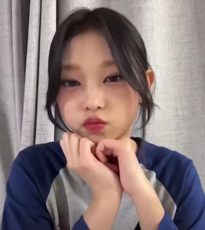 haerinfeed's tweet photo. haerin is simply the cutest person ever https://t.co/ddWswpaRtZ