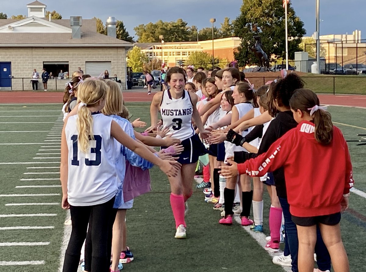 LNassiff's tweet photo. A great night of field hockey for an amazing cause! Our younger players loved supporting the HS team at the Stick It to Cancer game and fundraiser 💕🏑 https://t.co/KOwzrVcvcl