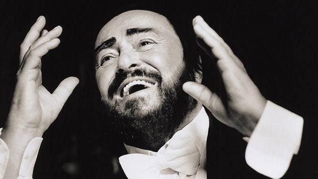 JLozanoA: #UnaPausaMusical Un día como hoy pero de 1935 nace en Módena, Italia, el más grande tenor de todos los tiempos (en mi opinión), Luciano Pavarotti. Su impecable voz, técnica, fuerza y presencia escénica lo convirtieron en un gigante en el mundo …