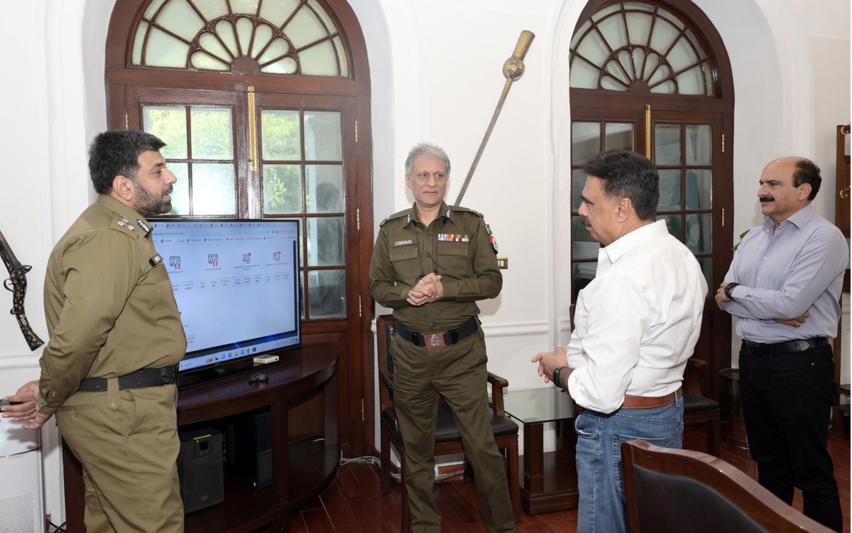 OfficialDPRPP's tweet image. آئی جی پنجاب ڈاکٹر عثمان انور سے آئی ٹی وسافٹ وئیر سلوشن کمپنی Netsol کے سی ای او سلیم غوری کی سنٹرل پولیس آفس میں ملاقات،دوران ملاقات پنجاب پولیس کے زیر استعمال سافٹ وئیرز اور انکے اپ گریڈیشن بارے تبادلہ خیال. 1/2

#PunjabPolice #Netsol