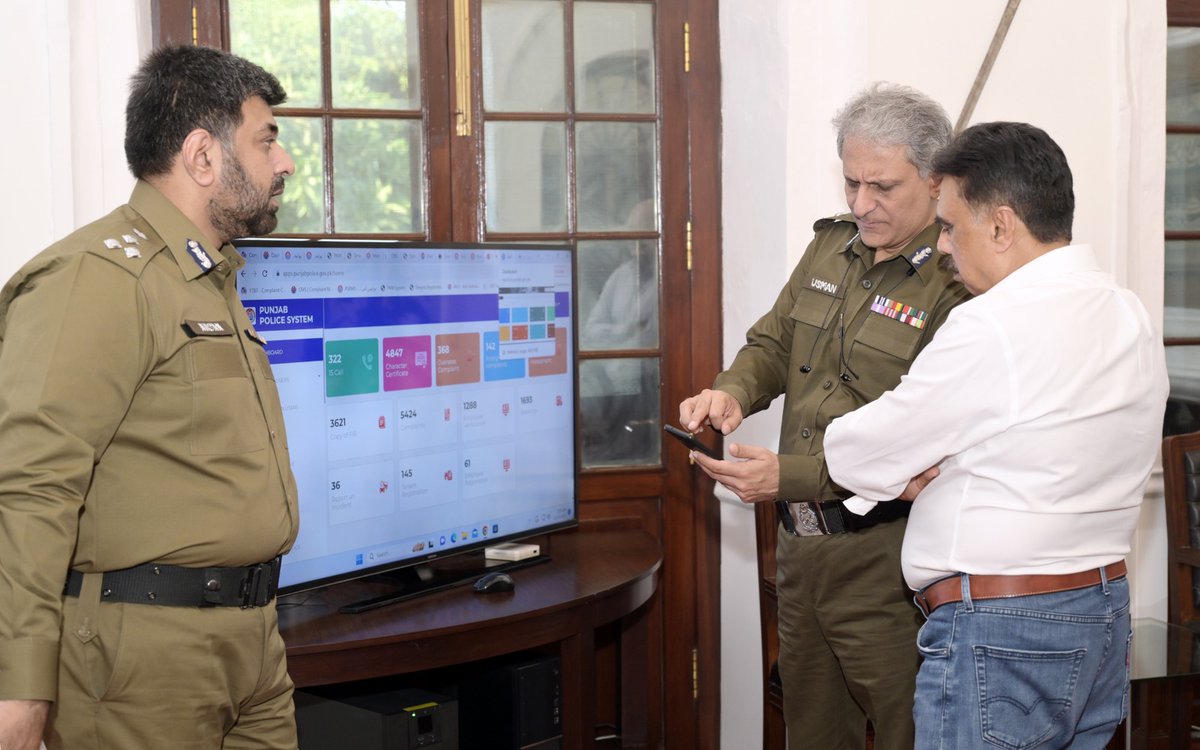 OfficialDPRPP's tweet image. آئی جی پنجاب ڈاکٹر عثمان انور سے آئی ٹی وسافٹ وئیر سلوشن کمپنی Netsol کے سی ای او سلیم غوری کی سنٹرل پولیس آفس میں ملاقات،دوران ملاقات پنجاب پولیس کے زیر استعمال سافٹ وئیرز اور انکے اپ گریڈیشن بارے تبادلہ خیال. 1/2

#PunjabPolice #Netsol