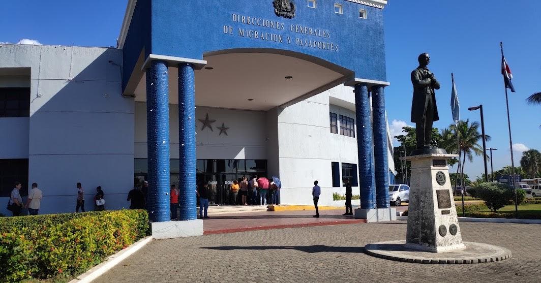 ElDia_do's tweet photo. #Nacionales | Migración cancela 10 agentes por «macuteos» en Higuey
https://t.co/6SIosOhP1w
#PeriódicoElDía #agentes #haitianos #macuteo #migración https://t.co/UjeH0PoCsJ