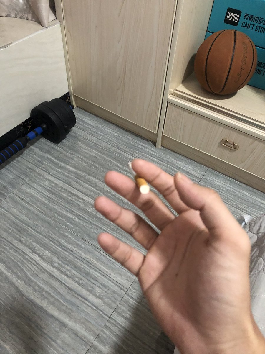 ABC09638398's tweet photo. 真的好爱房间里的烟味 https://t.co/n0GG6RAT8W