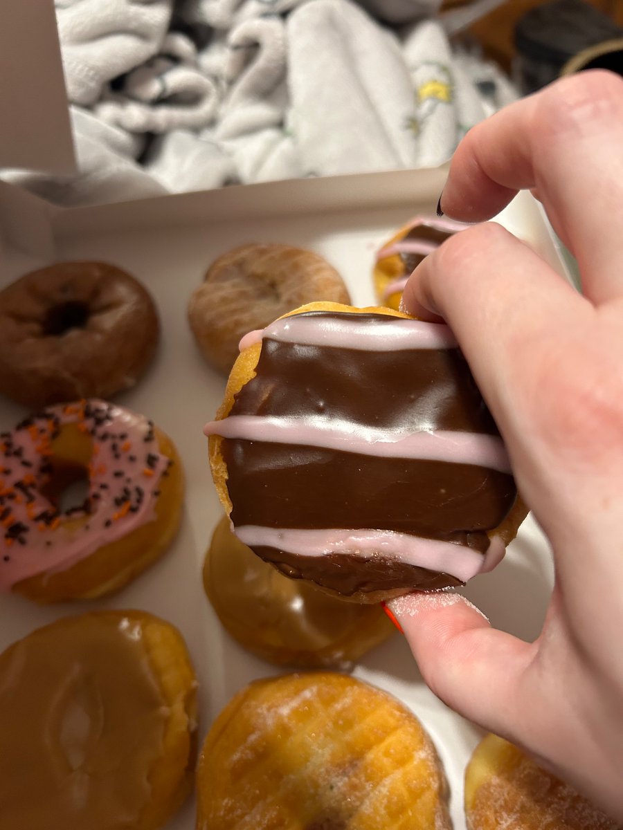 ImJustNikNak's tweet photo. @dunkindonuts since when are the donuts basically the size of munchkins? This is a joke. Plus they were hard as a rock. For the price you charge, I expect better donuts. https://t.co/eRrCSTS3Cd