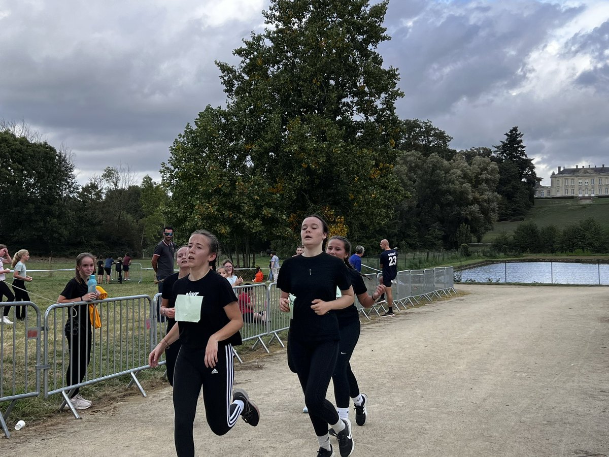 À #Craon les 370 élèves du collège du #Prieuré se retrouvaient pour le #Cross annuel dans le parc du château 🚶 
👏👏 pour l’effort individuel et l’esprit collectif 
<a href="/PaysCraon/">Pays de Craon</a>