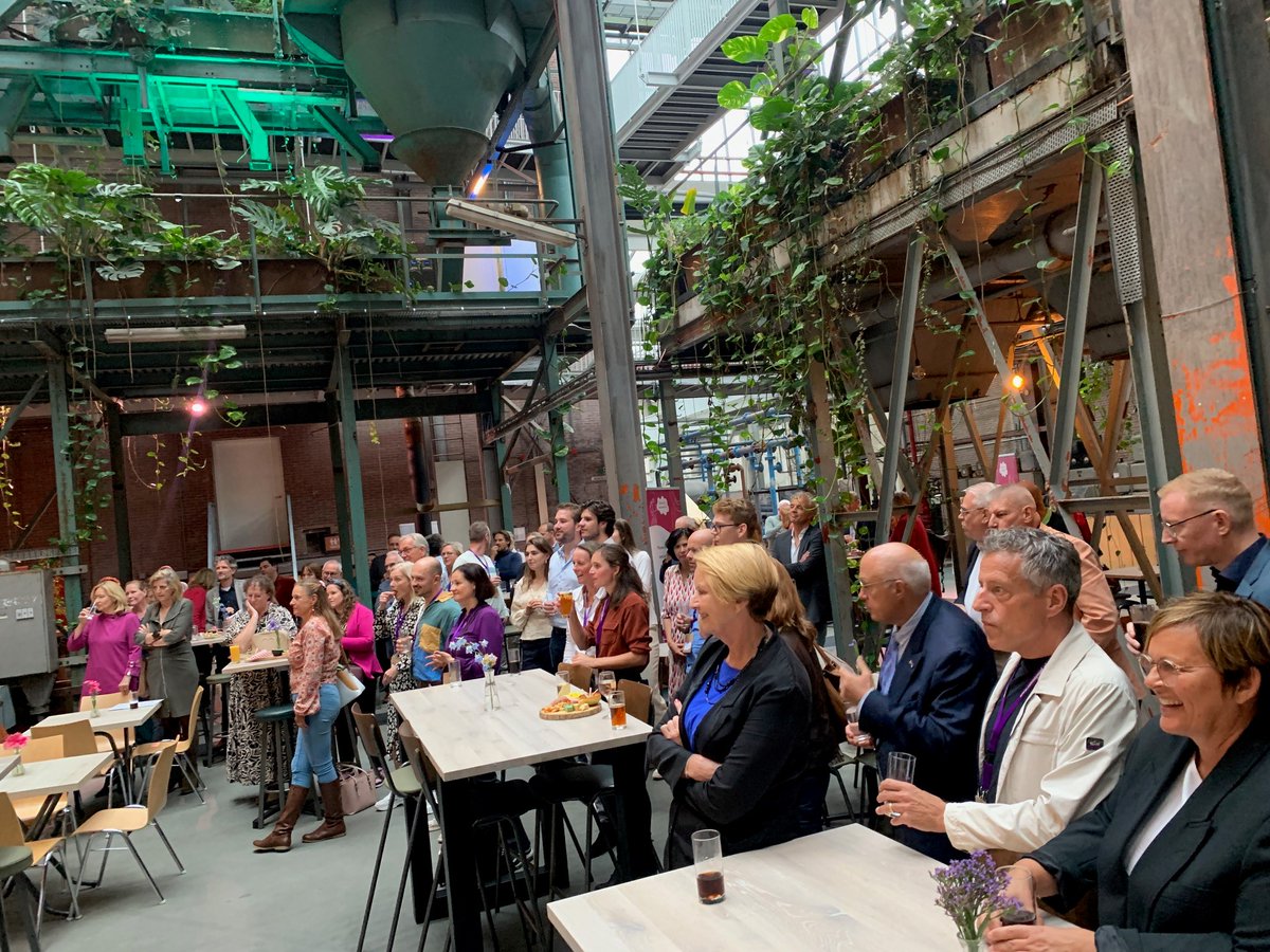 We sluiten onze Van Neynseldag af met dankwoordjes, vegetarische hapjes en veel gelukwensen voor bestuurder Marcel van Woensel, die met pensioen gaat.