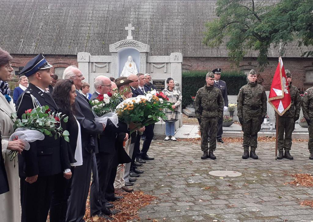 IrlEmbWarsaw's tweet photo. Last week @IEAmbPoland took part in commemorations near Poznań to honour Paweł Strzelecki 

#Strzelecki, a 🇵🇱 humanitarian, led the Famine Relief Association during the Great Irish Famine, overseeing the provision of food &amp; saving thousands of lives

➡️https://t.co/kYgHuCBgCt https://t.co/4bbj8G03XT