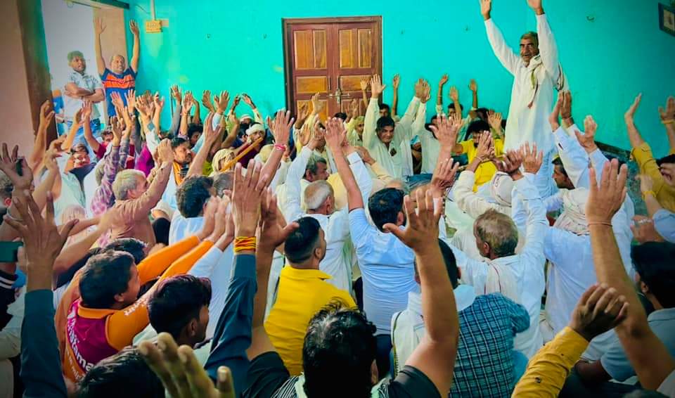 NemsinghFauzdar's tweet photo. नगर विधानसभा क्षेत्र के ऐतिहासिक गांव बेडम में आज पंचायत आयोजित की गई।
 पंचाय��� में दर्जनों गांव की सरदारी ने आशीर्वाद देकर चुनाव लड़ने का आदेश दिया 🙏 https://t.co/6TNitXUBqF
