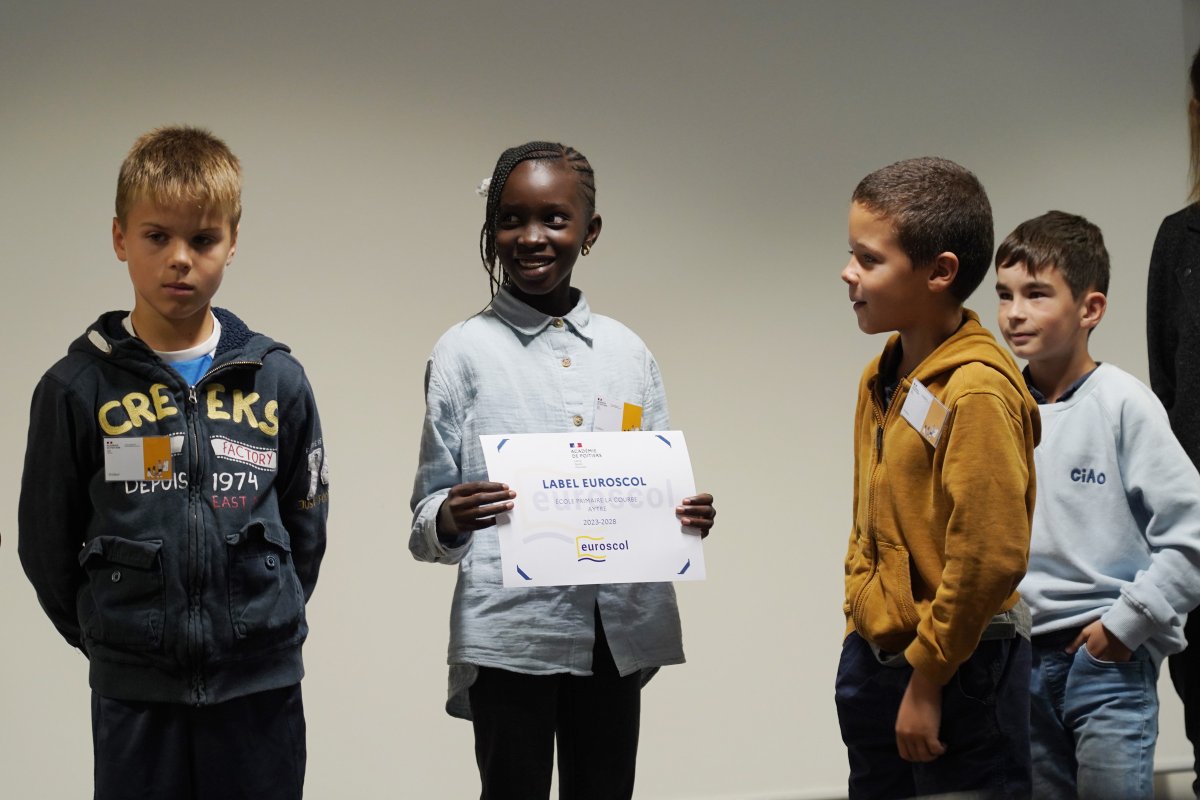 acpoitiers's tweet photo. 🇪🇺11 nouveaux labels #euroscol sont remis par la rectrice @BndicteRobert à l'@Eafc_Poitiers, soit 41 labels dans l'@acpoitiers 🇪🇺
🎯Reconnaître l'engagement des écoles et établissements dans une dynamique d’ouverture européenne et internationale https://t.co/z2CA7NJGMp