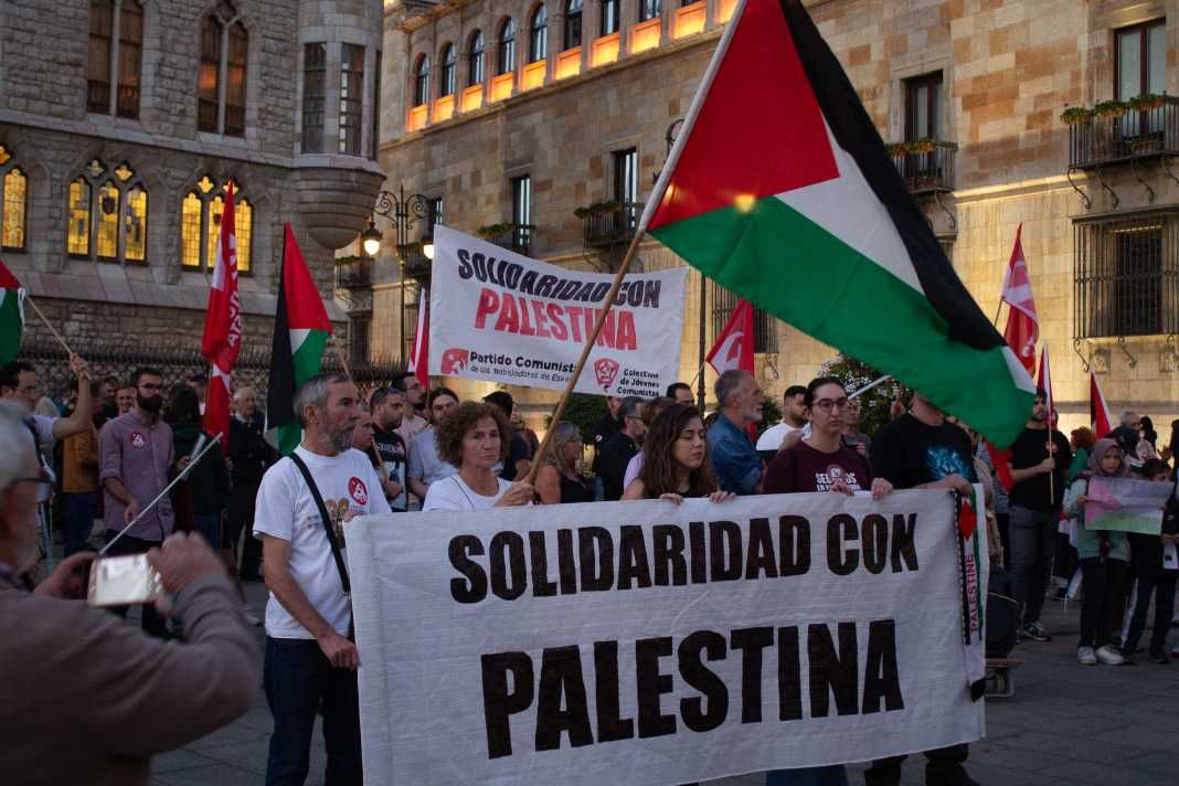 pcte_cyl's tweet photo. 👉🏻En la tarde de ayer el PCTE de #León, salió a la calle para defender el derecho a la resistencia del Pueblo Palestino tras décadas de opresión y condenar el genocidio al que está siendo expuesto.🤬

✊🏻La solidaridad es la ternura de los pueblos🫂

#PalestinaLibre
#FreePalestine https://t.co/9YJrv29j09