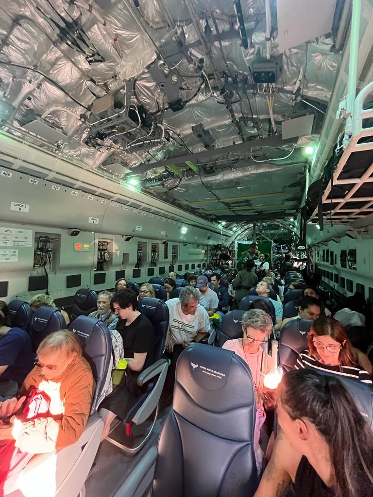 fab_oficial's tweet photo. #OperaçãoVoltandoEmPaz

Hoje (12/10), o KC-390 Millennium da Força Aérea Brasileira (FAB 2858) decolou de Tel Aviv (Israel), às 17h55 (horário local, 11h55 no horário de Brasília), com destino a São Paulo (Base Aérea de Guarulhos). A aeronave, transportando 69 brasileiros repatriados, realizará pousos técnicos em Lisboa (Portugal), Cabo Verde e Recife/PE. A primeira etapa possui a previsão de 05h50min de duração.

@DefesaGovBr @ItamaratyGovBr

#FAB #ANossaForçaOndeOBrasilPrecisar