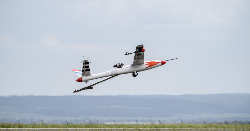 onera_fr's tweet photo. 🛩️ Une équipe de chercheurs européens, dont des ingénieurs de l’ONERA, a réussi à résoudre un des défis importants de l’aéroélasticité : la suppression du phénomène de flottement d’un aéronef au moyen d’un système de contrôle actif.