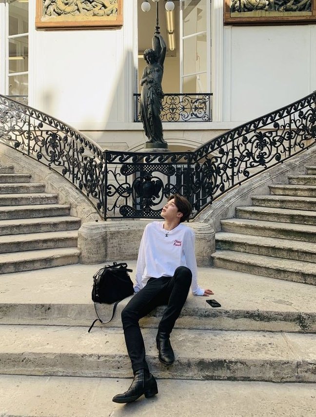 bangtxnblues's tweet photo. happy birthday to jimin who is as radiant as the sun and as gentle as the moon. jimin who is full of love, whose laughs are the brightest and heart the kindest. you make this world a warmer place ๐ชป
#OurOctoberPrince
#OurEternalSerendipity
#AngelVoiceJimin
#StageGeniusJimin https://t.co/LeX7Een0rc