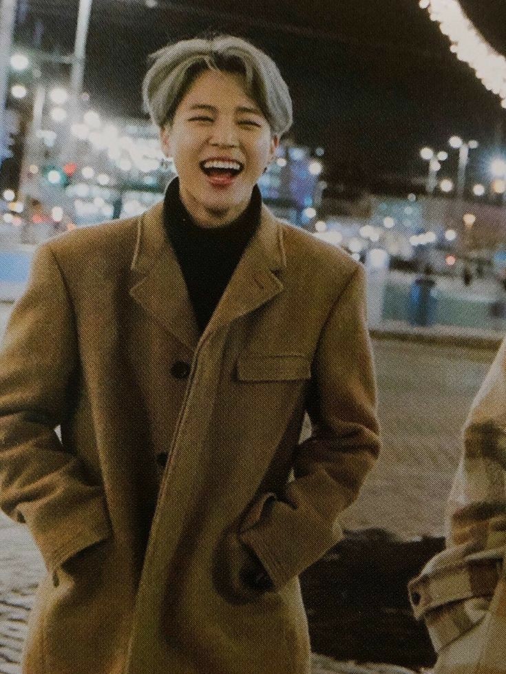 bangtxnblues's tweet photo. happy birthday to jimin who is as radiant as the sun and as gentle as the moon. jimin who is full of love, whose laughs are the brightest and heart the kindest. you make this world a warmer place ๐ชป
#OurOctoberPrince
#OurEternalSerendipity
#AngelVoiceJimin
#StageGeniusJimin https://t.co/LeX7Een0rc