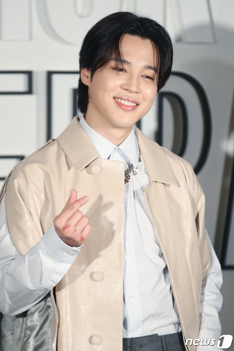 SeriousOT7's tweet photo. It's a smile from me to wish you a day that brings the same kind of happiness and joy that you bring to me, have a happiest birthday angel🥳💜
#HappyJiminDay
#OurBelovedJimin
#AngelofOctober
#1013Blessing
#28YearsofSerendipity
#EternalLightJimin
#GlobalHitmakerJimin https://t.co/JMMfjxxVeS
