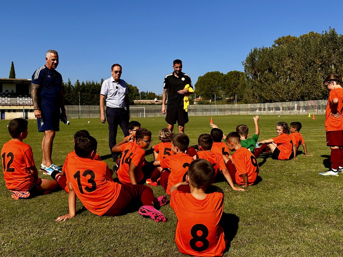 Hier après-midi à Pernes-les-Fontaines avec le club de St Didier Espérance Pernoise⚽️

👕Remise de tenues
🕵️‍♂️Sensibilisation au #Cyberharcèlement

Un moyen de faciliter la pratique du #footamateur &amp; de sensibiliser nos jeunes aux risques sur les réseaux🤳

#OrangePasseurdEmotions