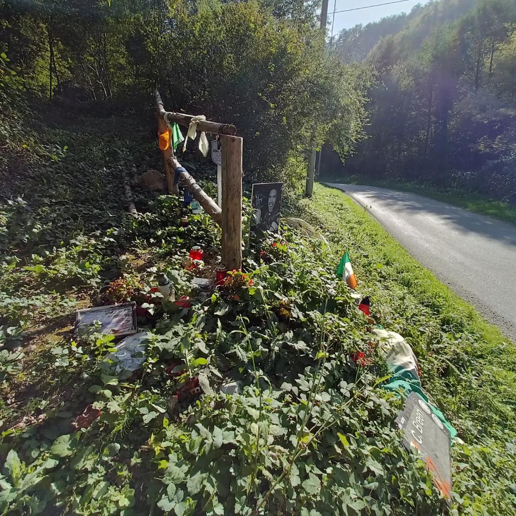 Mika_Pakarinen's tweet photo. Kroatiassa ei voi käydä vierailematta Craig Breenin turmapaikalla ja jättämättä kynttilöitä. Veti hiljaiseksi. 🇨🇮🕯️ #CB42 #CraigBreen #kroatia #croatia #lobor #ralli #wrcfi #visitcroatia #reissussa #mmralli #urheilu #autourheilu https://t.co/oPvAvTcciW