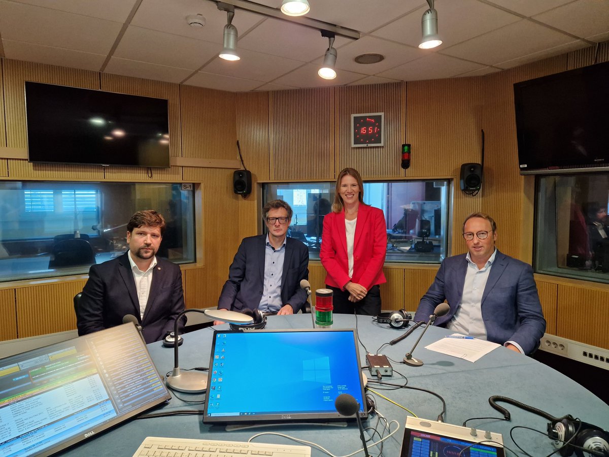 Višja upokojitvena starost, odmerni odstotek, daljše referenčno obdobje za izračun pokojnine, drugačne prispevne stopnje. To so izhodišča pokojninske reforme, ki jih v današnjem Studiu ob 17.00 z voditeljico <a href="/UValjavec/">Urska Valjavec</a> pretresajo socialni partnerji. 
📻 ⬇️ prvi.rtvslo.si