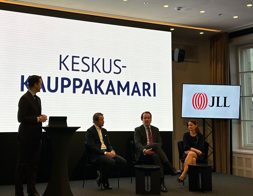 RaisaHarju's tweet photo. Kiinteistönarviointipäivä päättyy mielenkiintoiseen keskusteluun siitä, ovatko arviot jäykkiä, miten tähän markkinoilla suhtaudutaan ja miten tilanne kehittyy. Keskustelussa Tero Uusitalo, Jouni Levo ja Heidi Falkenbach. #kiinteistönarviointi https://t.co/S3FcaaBKMu
