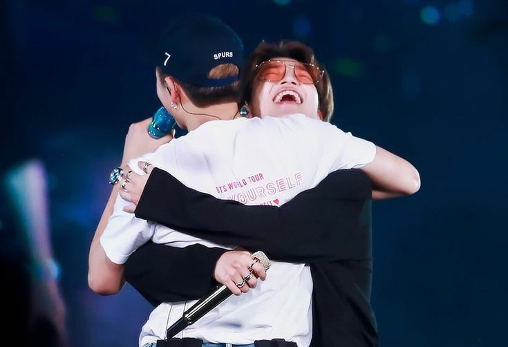 taeskyblue's tweet photo. jimin sendo dono dos melhores abraços; a thread de aniversário ♡ https://t.co/HfPpGHC33H