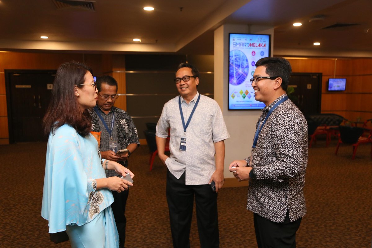 Rushdi_Rahim's tweet photo. At Smart Melaka 2023. @mightmalaysia  is a strategic partner  co-organizing business matching session with Invest Melaka where state government agencies shared their plans, business opportunities &amp; incentives to entice private sector participation in the development of the state. https://t.co/nCLvhHe9RH