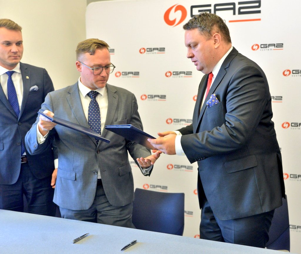 GAZ_SYSTEM's tweet photo. ‼️#GAZSYSTEM podpisał dwa ważne porozumienia dla realizacji #FSRU w Zatoce Gdańskiej‼️

12 października w siedzibie Kapitanatu Portu Morskiego w Gdańsku Prezes @ChludzinskiM i Wiceprezes @kensbok w imieniu GAZ-SYSTEM podpisali porozumienia z #UrządMorski w Gdyni oraz Zarządem @PortGdanskZMPG w sprawie współpracy przy realizacji w Zatoce Gdańskiej strategicznej dla bezpieczeństwa Polski inwestycji – Terminalu #LNG FSRU. W wydarzeniu wzięła również udział Pełnomocnik Rządu ds. Strategicznej Infrastruktury Energetycznej @AnnaTrzeciakow3. 

Więcej w komunikacie ➡️https://t.co/P1UswtbPER