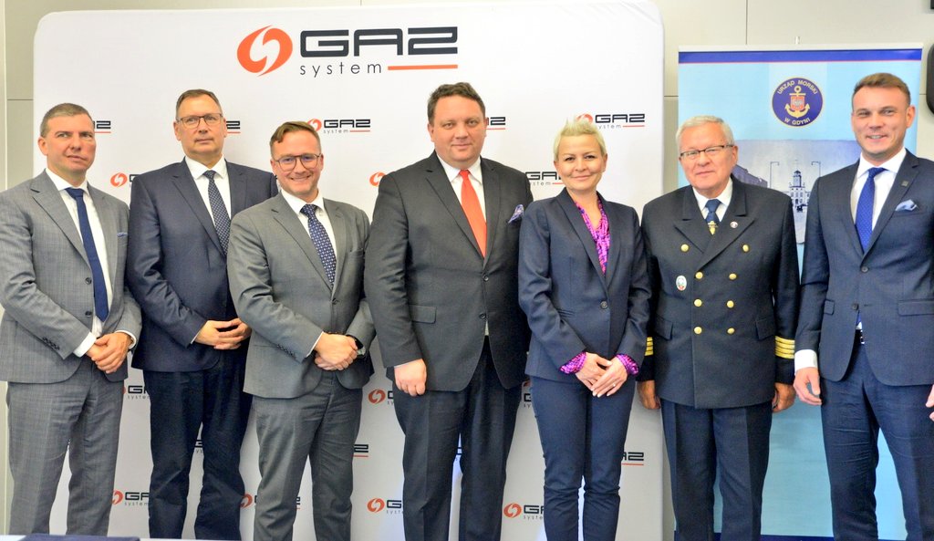 GAZ_SYSTEM's tweet photo. ‼️#GAZSYSTEM podpisał dwa ważne porozumienia dla realizacji #FSRU w Zatoce Gdańskiej‼️

12 października w siedzibie Kapitanatu Portu Morskiego w Gdańsku Prezes @ChludzinskiM i Wiceprezes @kensbok w imieniu GAZ-SYSTEM podpisali porozumienia z #UrządMorski w Gdyni oraz Zarządem @PortGdanskZMPG w sprawie współpracy przy realizacji w Zatoce Gdańskiej strategicznej dla bezpieczeństwa Polski inwestycji – Terminalu #LNG FSRU. W wydarzeniu wzięła również udział Pełnomocnik Rządu ds. Strategicznej Infrastruktury Energetycznej @AnnaTrzeciakow3. 

Więcej w komunikacie ➡️https://t.co/P1UswtbPER